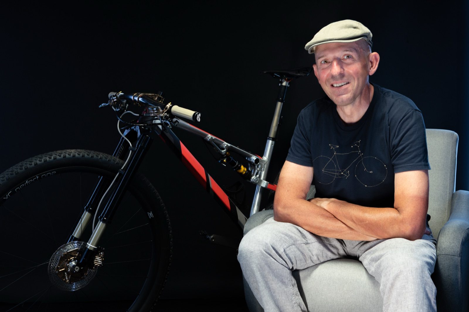 Mirko Pirazzoli ritratto accanto alla bicicletta su fondo nero
